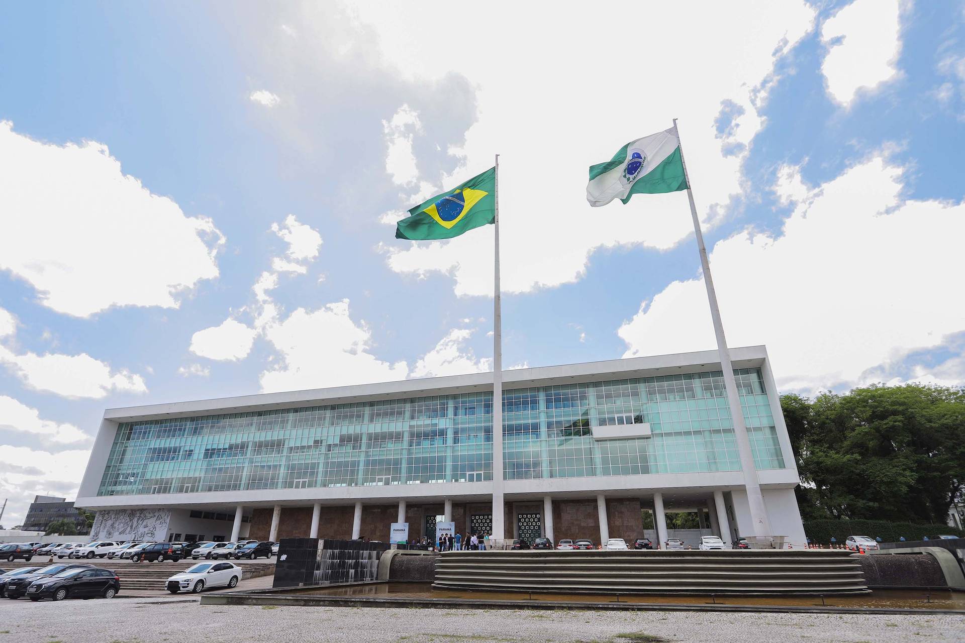 Governo Ratinho Jr mira o futuro com os pés no passado