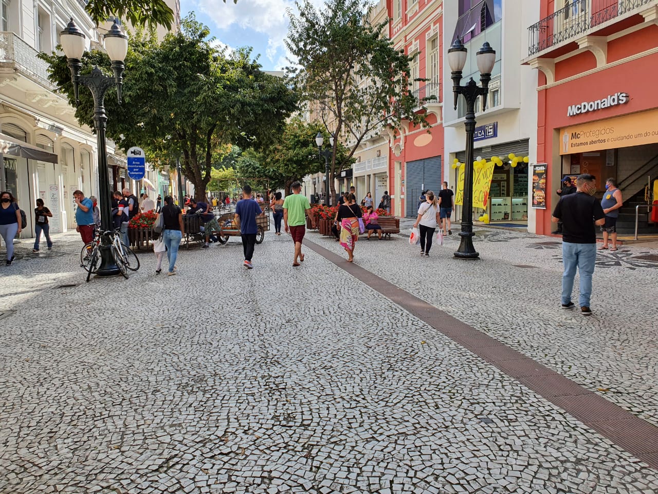 Curitiba volta para Bandeira Laranja e reabre serviços não essenciais