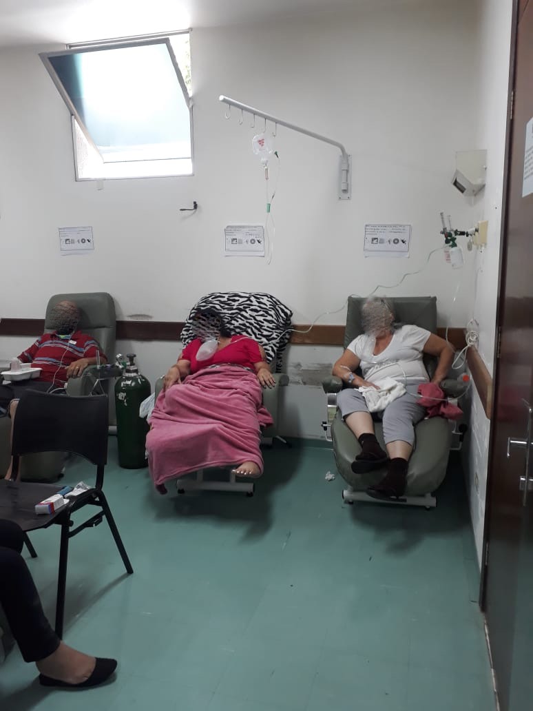 Pacientes passam dias internados em cadeiras