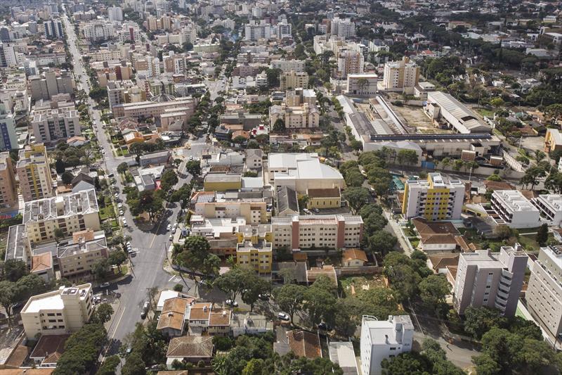 Sem badalação, rua no Água Verde vira um dos maiores polos gastronômicos