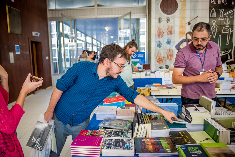 Feirão da UFPR oferece livros com 40% de desconto (ou mais)