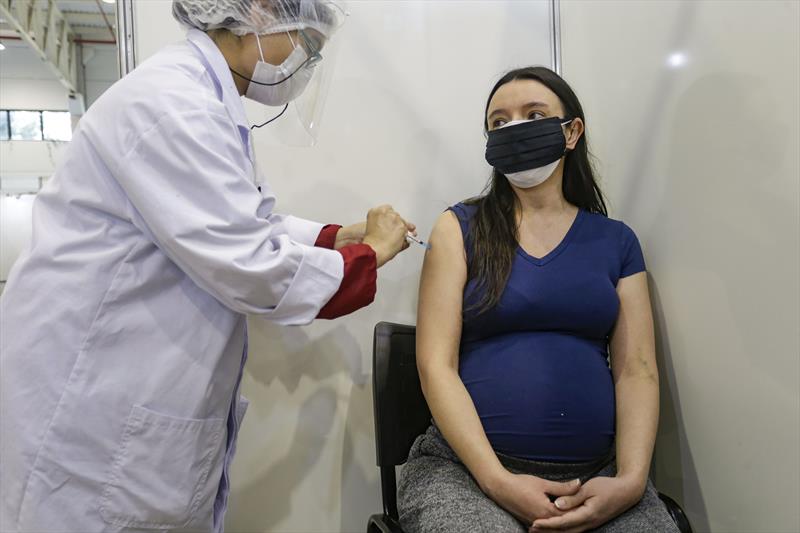 Curitiba usou doses destinadas a gestantes e doentes para vacinar funcionários da Unimed, diz MP