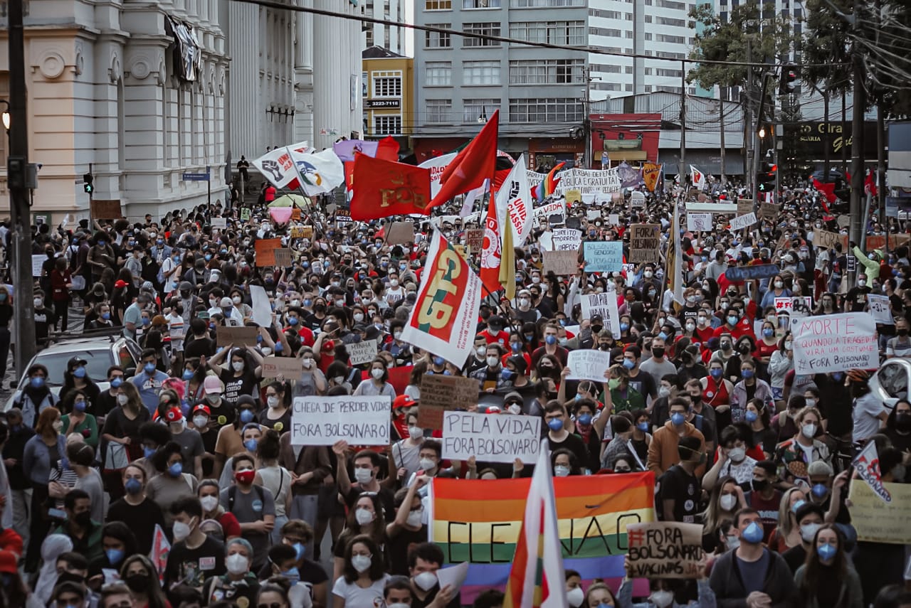 Milhares saem às ruas em Curitiba pedindo queda de Bolsonaro