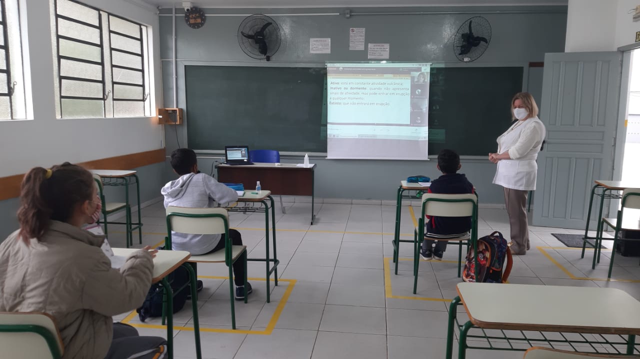 Aulas presenciais voltam em 73 colégios estaduais da Grande Curitiba