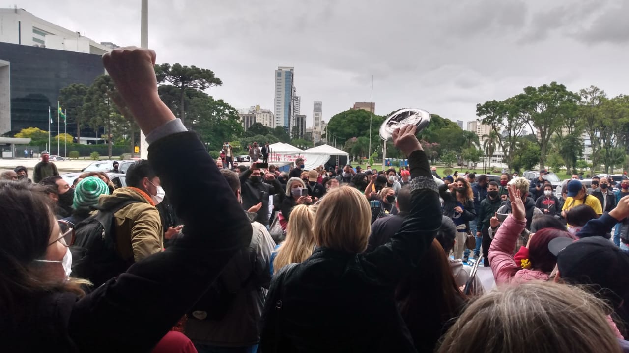 Professores anunciam greve contra aulas presenciais