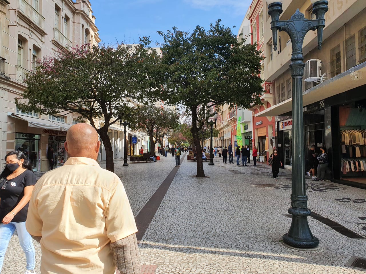 Com casos de Covid em alta, Curitiba prorroga Bandeira Laranja