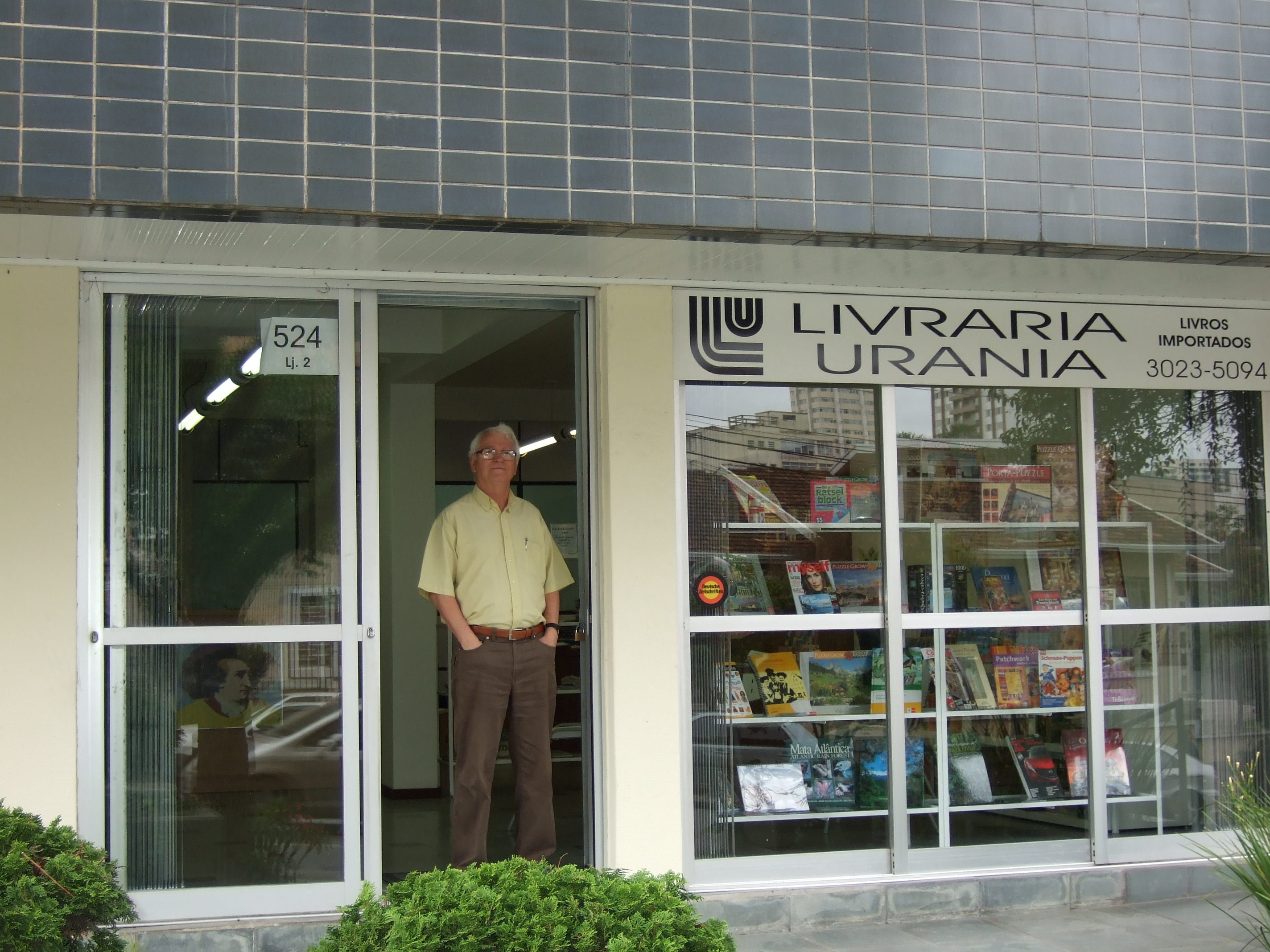 Antes da Amazon, era ele que trazia livros importados para Curitiba