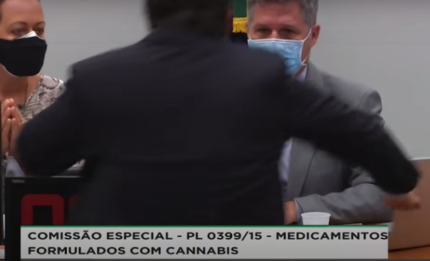 Deputado ligado à Igreja agride petista em sessão sobre cannabis medicinal