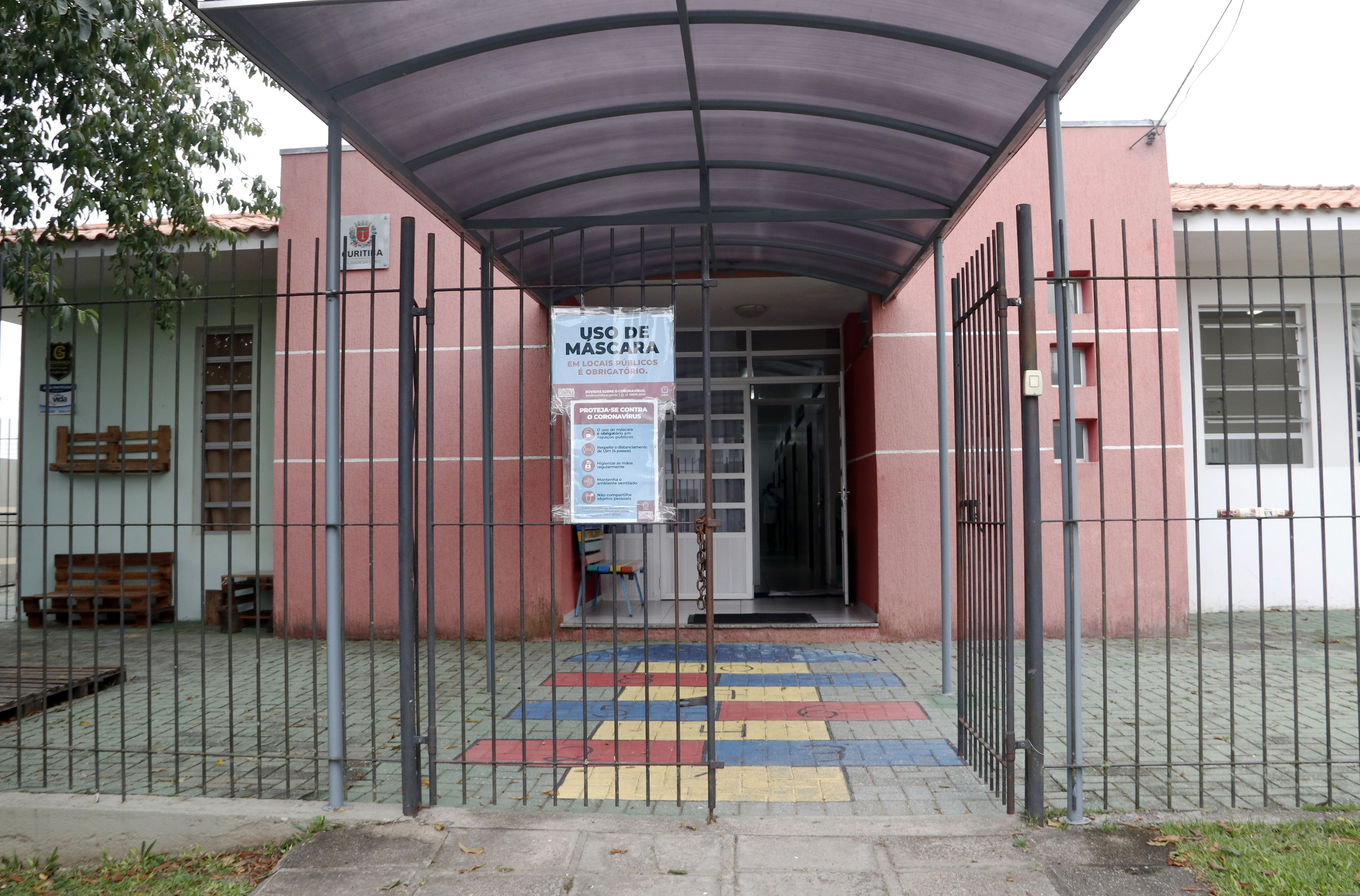 Máscaras distribuídas a professores e alunos de Curitiba têm baixa eficácia
