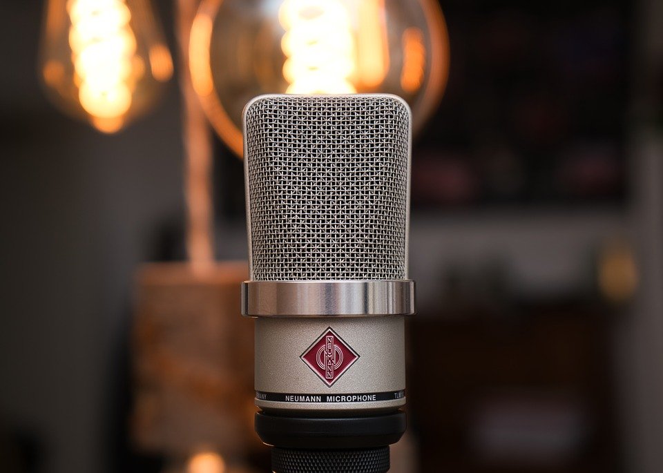 Mulheres lideram produção e audiência de podcasts sobre crimes