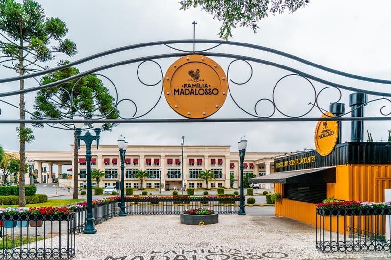 Restaurante Madalosso faz campanha do Dia dos Namorados com casal gay e viraliza