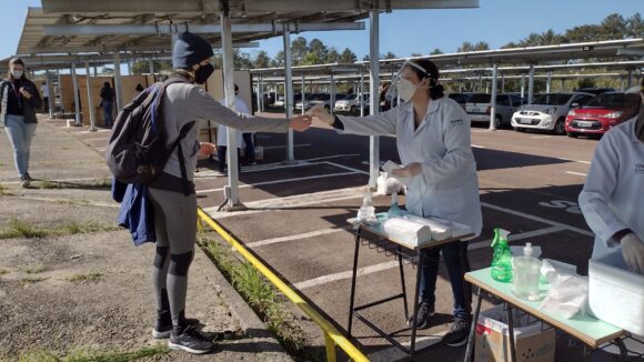 "Em um biarticulado, por exemplo, com 200 pessoas, tem três positivos sem sintomas espalhando vírus", compara pesquisadora da UFPR