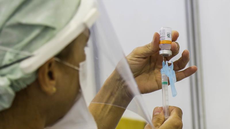 Com novas doses, Curitiba vacina pessoas de 40 anos neste sábado