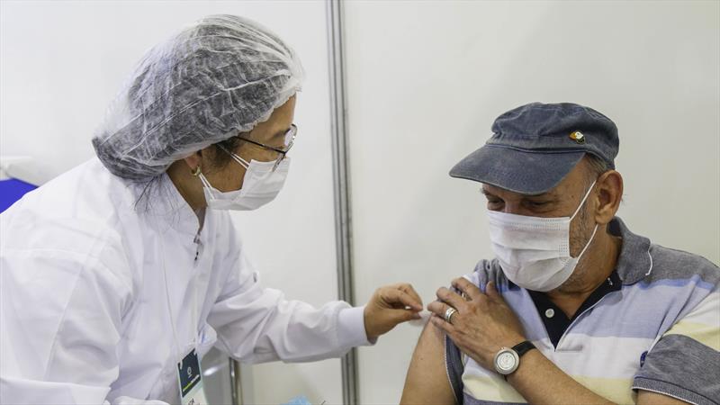 Sem doses, Curitiba interrompe vacinação de caminhoneiros