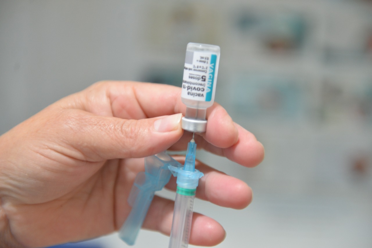 Por que o número de mortos por covid não diminui mesmo com o avanço da vacinação?