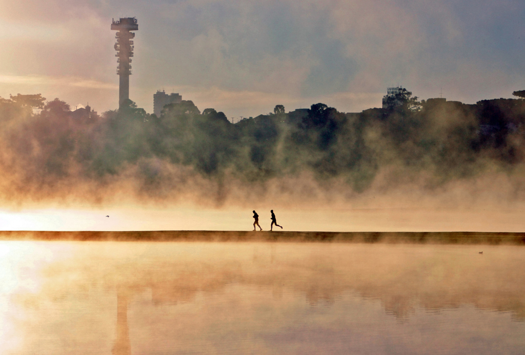 #descrição imagem mostra nevoeiro em parque curitibano, em alusão ao frio no Paraná.