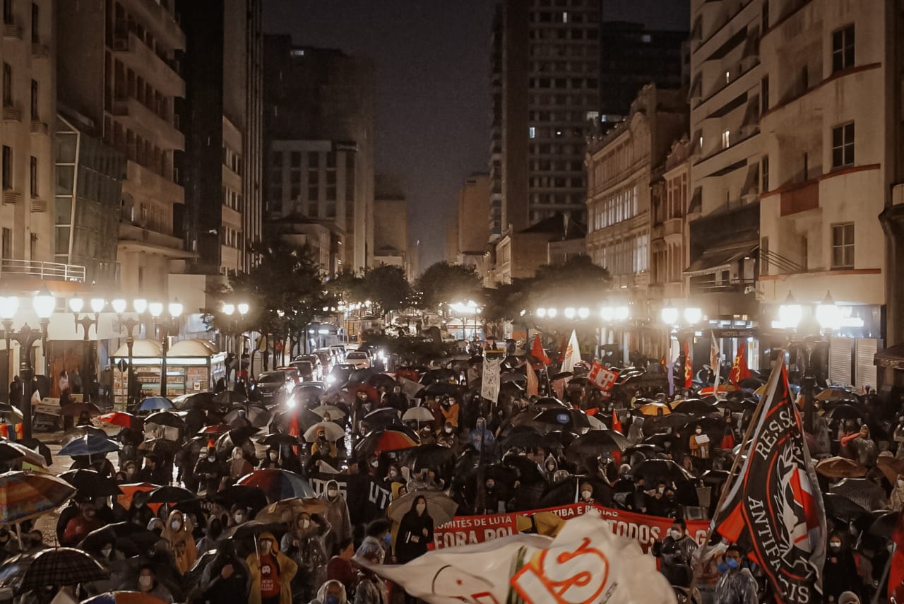 A manifestação contra Bolsonaro em Curitiba em 10 imagens