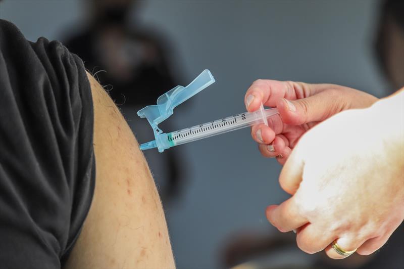 Sem novas remessas, Curitiba faz repescagem da 1º dose para pessoas com 46 anos ou mais