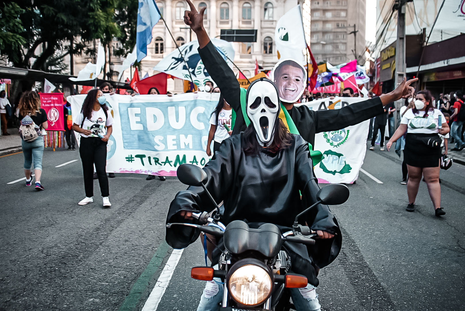 Veja fotos do ato contra Bolsonaro em Curitiba neste sábado
