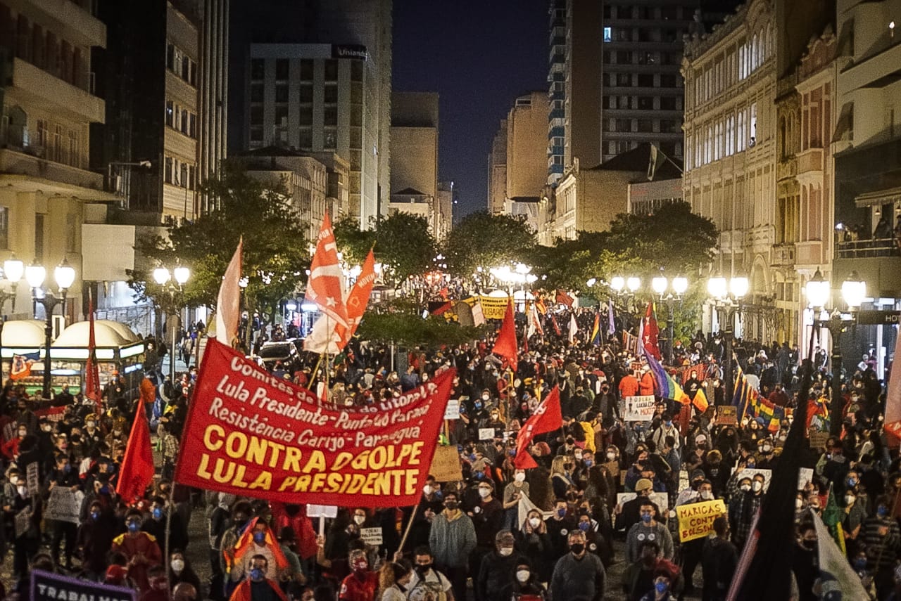 Veja fotos do ato "Fora, Bolsonaro" em Curitiba