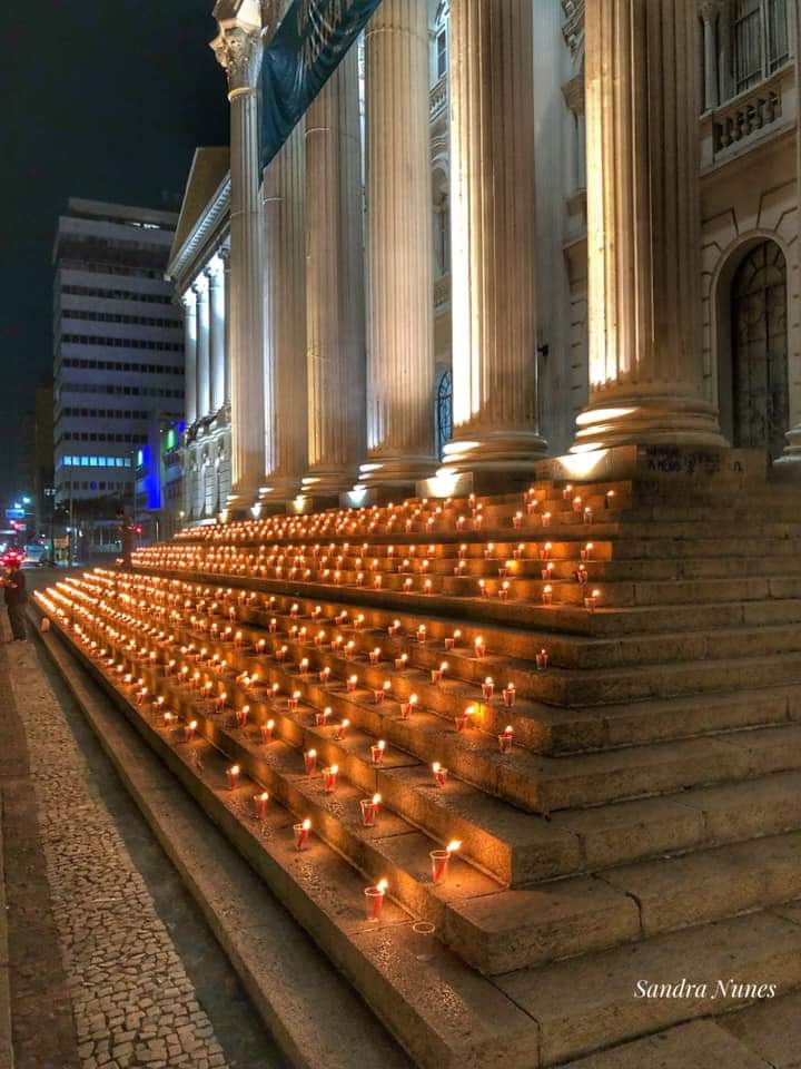 530 velas em memória dos mortos por Covid no Brasil