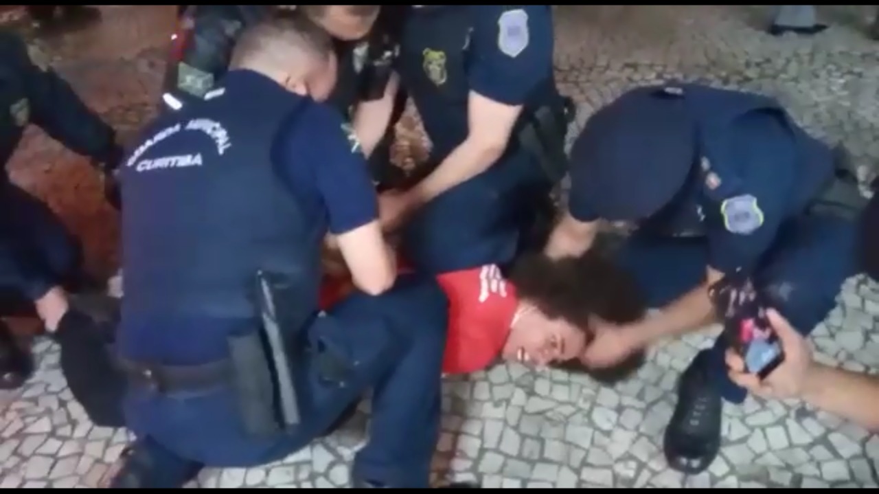 Vereador Renato Freitas é detido pela Guarda Municipal em ato contra Bolsonaro