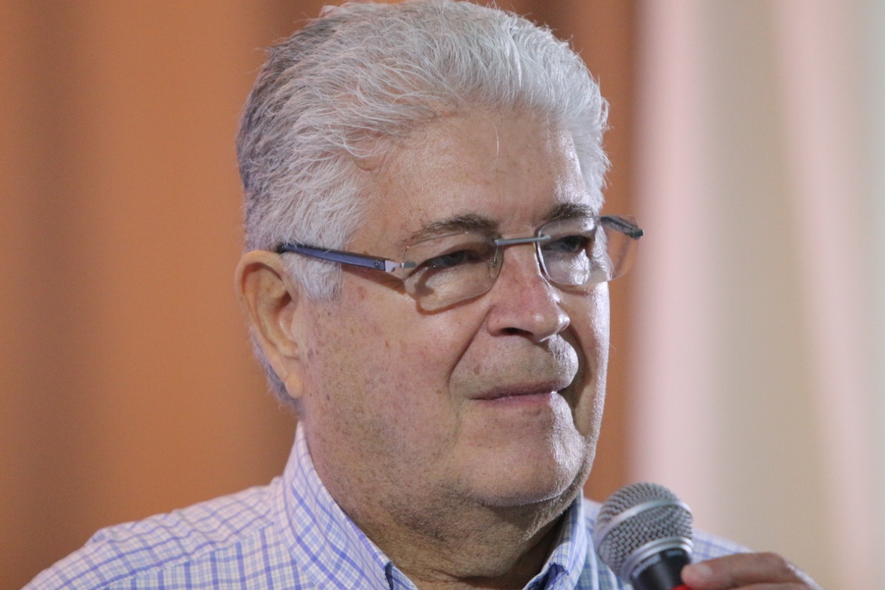 Requião perde disputa pelo MDB e diz que está fora do partido