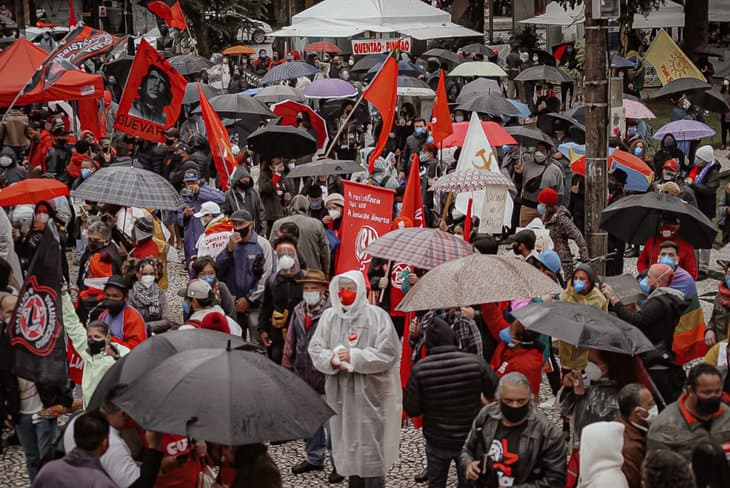 Manifestante leva multa por buzinar em ato contra Bolsonaro em Curitiba