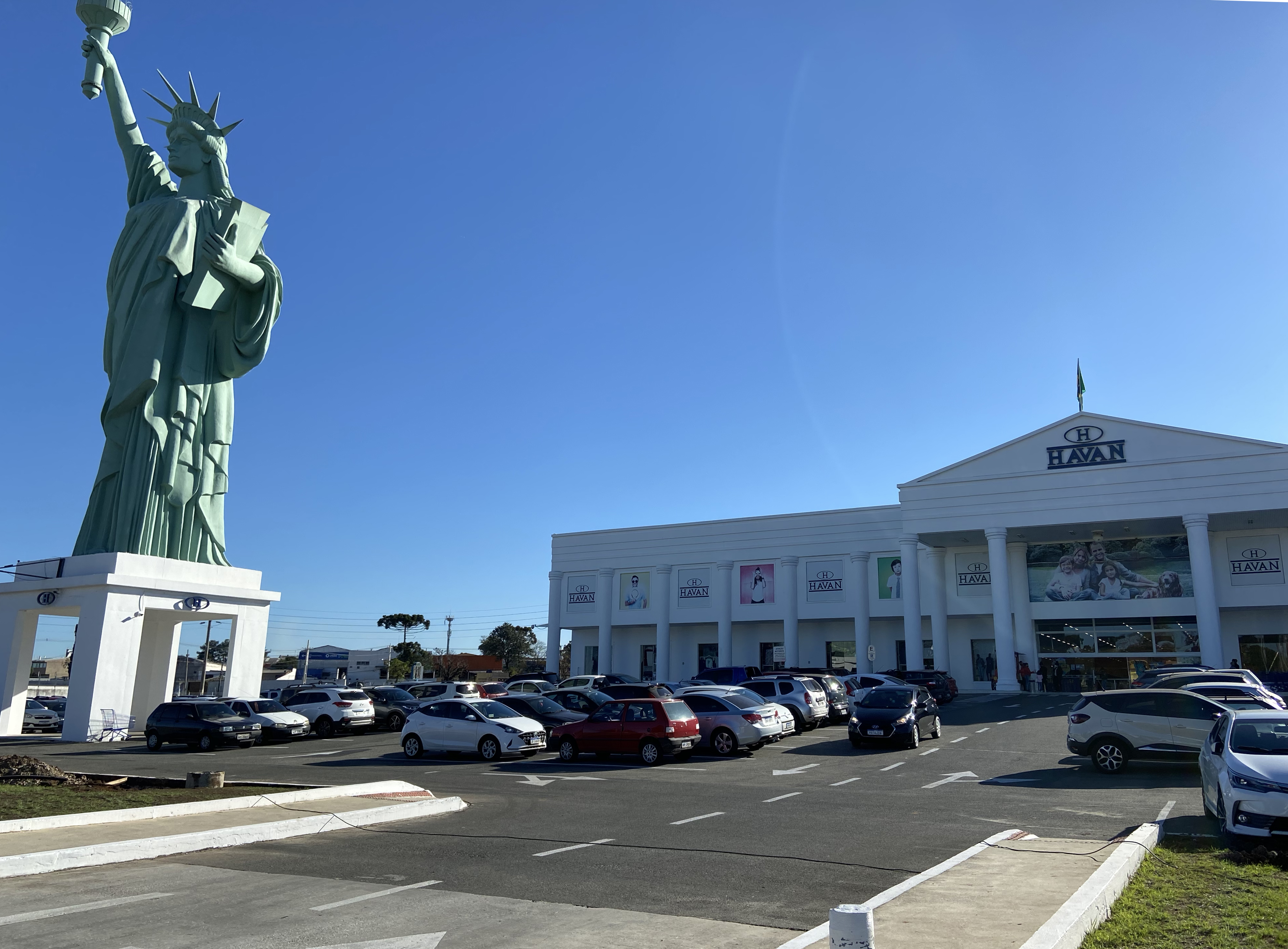 Rua no Prado Velho é transformada em estacionamento da Havan