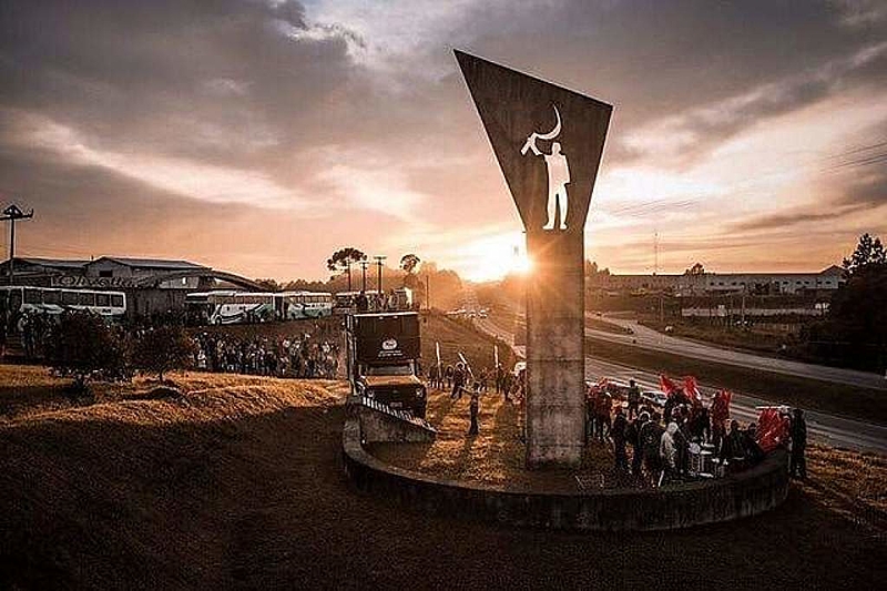 Homenagem de Niemeyer a integrante do MST assassinado está ameaçada e virou tema internacional
