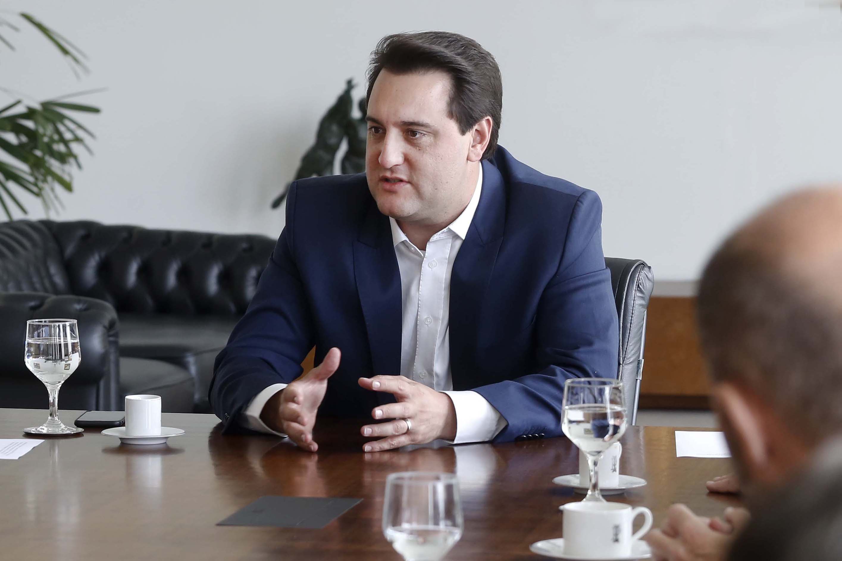 Mudança na Constituição do Paraná dá força a terceirizações em novo mandato de Ratinho