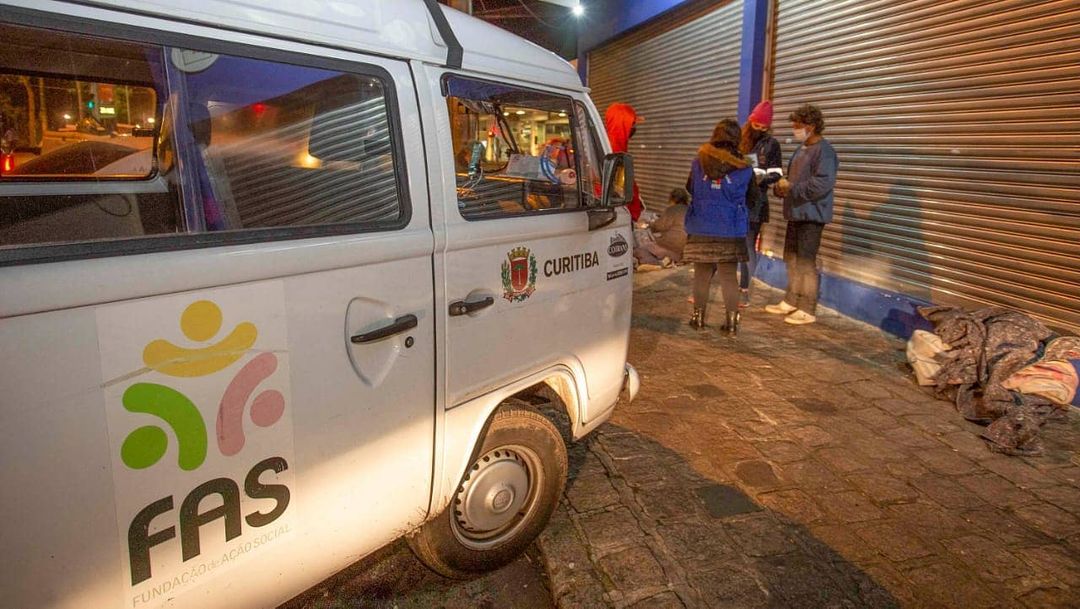 Sobrecarregados, servidores da FAS dizem que abrigos não podem ser "depósitos de pessoas"