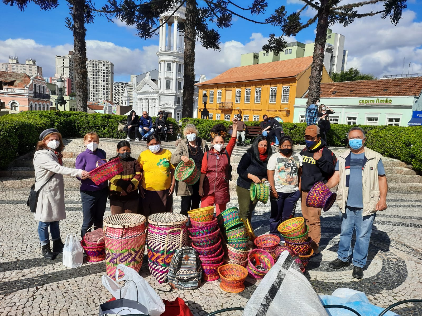 Kaingangs que dormiam na rua voltam para a Terra Indígena após ONG comprar estoque de artesanato