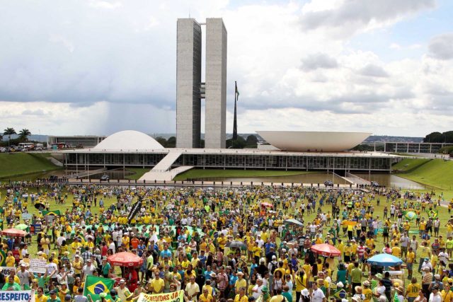 Caravana de Curitiba pró-Bolsonaro tem apoio de militares do Exército e da PM, diz organizadora