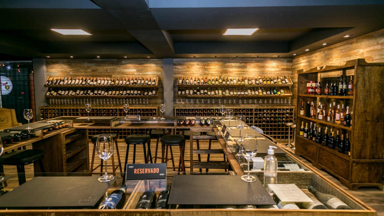 De wine bar à adega: 3 novos lugares para os amantes do vinho