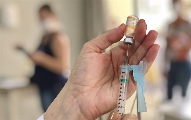Idosos acima de 70 anos e pessoas imunossuprimidas recebem dose de reforço contra a covid neste sábado