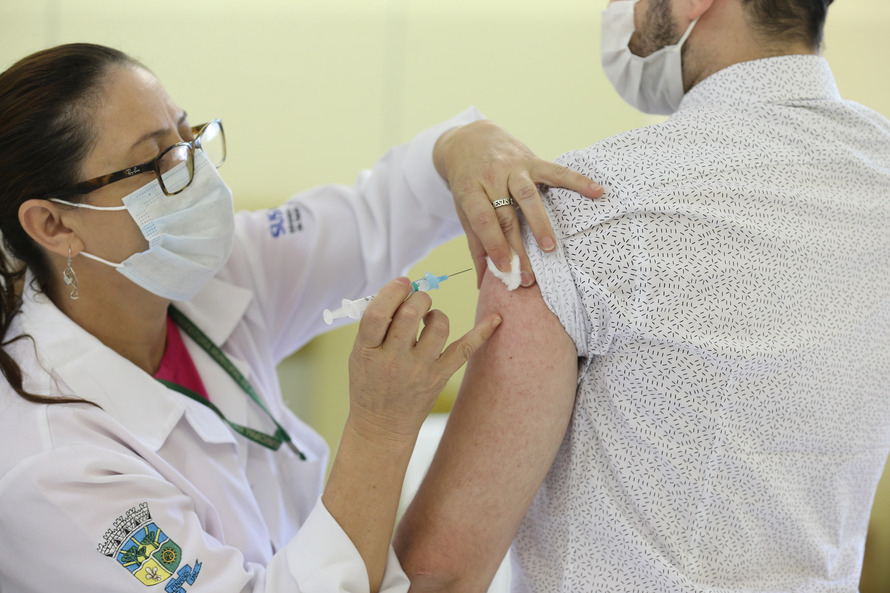 Veja quem pode tomar a dose de reforço da vacina ainda nesta semana em Curitiba