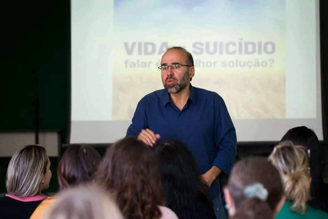 Voluntário no CVV, ele já ouviu centenas de pessoas interessadas em cometer o suicídio