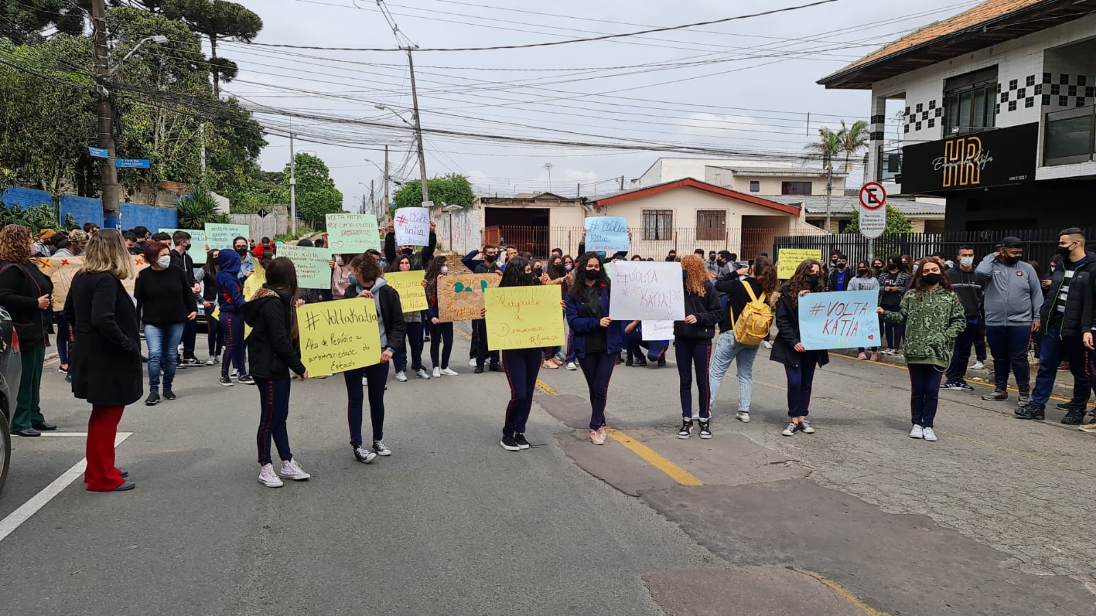 Comunidade escolar faz ato contra afastamento de diretora por baixo índice de alunos no presencial