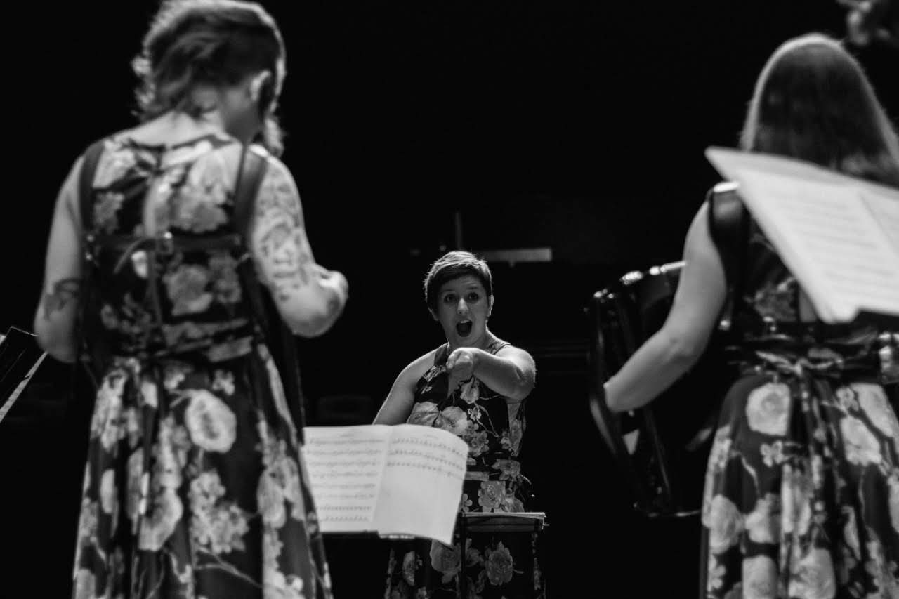 Maestrina curitibana rege concerto da Orquestra Jovem de SP nesta sexta, com transmissão ao vivo