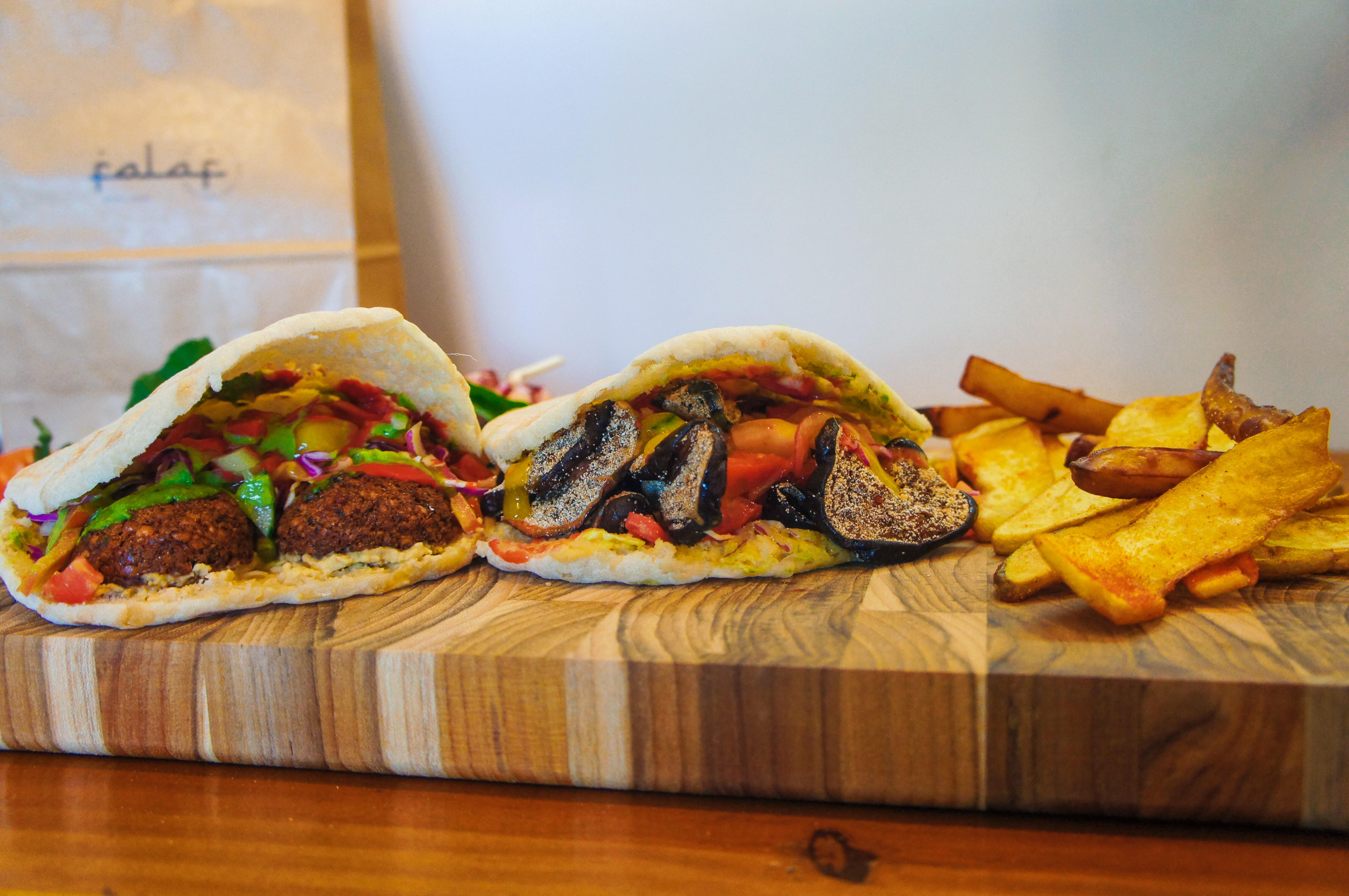 Conheça o sabich, sanduíche israelense com berinjela frita servido nas Mercês