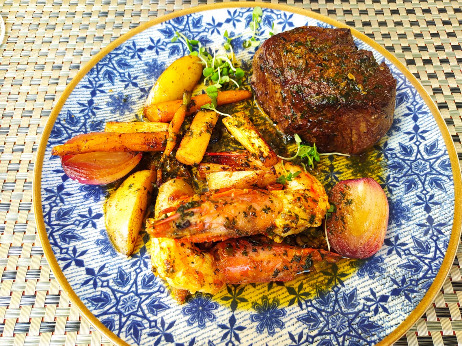 Novo restaurante do chef Hermes Custódio serve clássicos e opções "surf and turf"