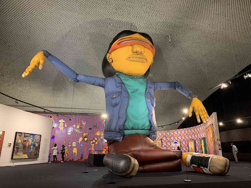 Começou a maior exposição da carreira de OSGEMEOS  - e a gente explica um pouco do que está rolando no MON, em Curitiba