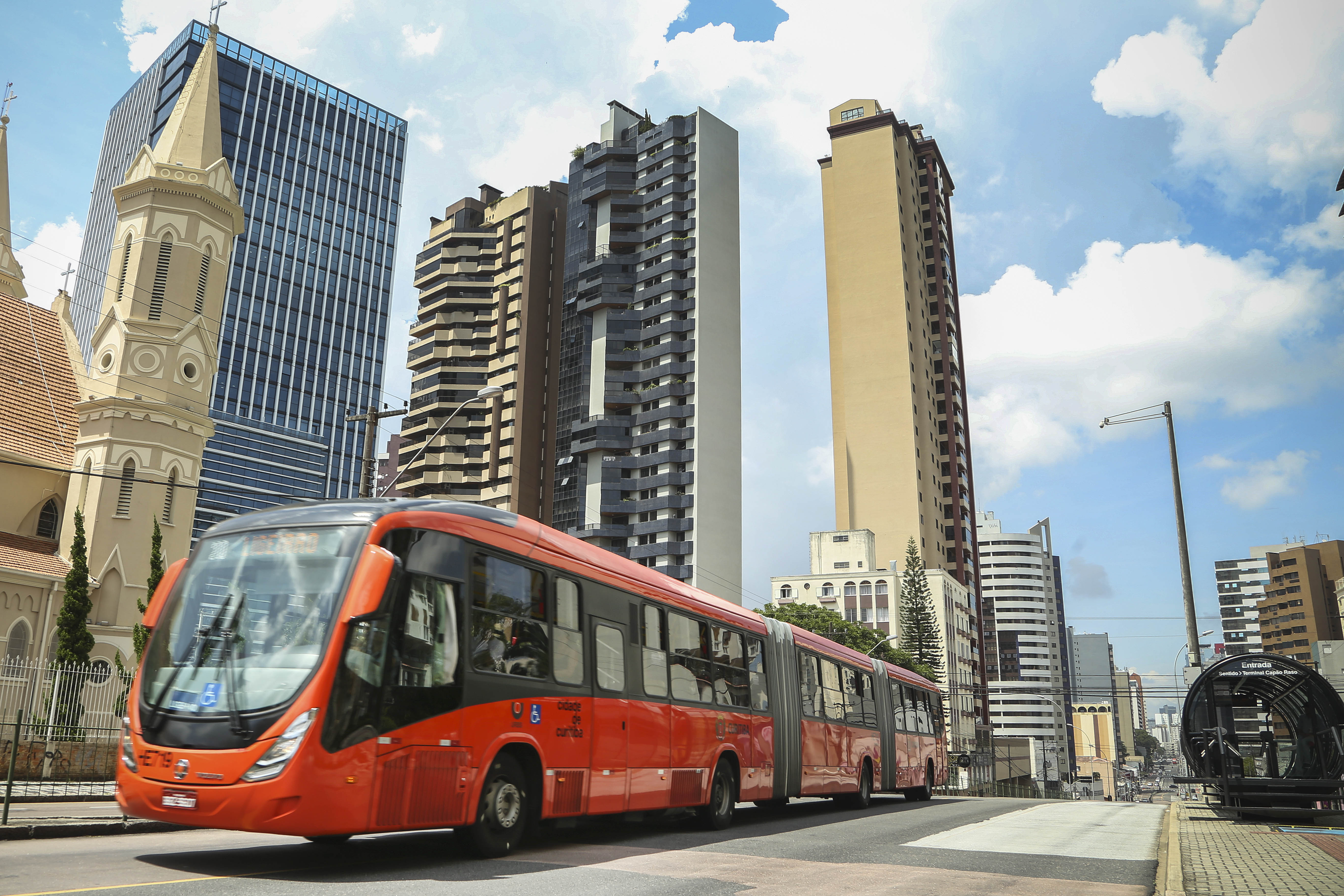 Curitiba deve começar 2022 com passagem mais cara e menos ônibus nas ruas