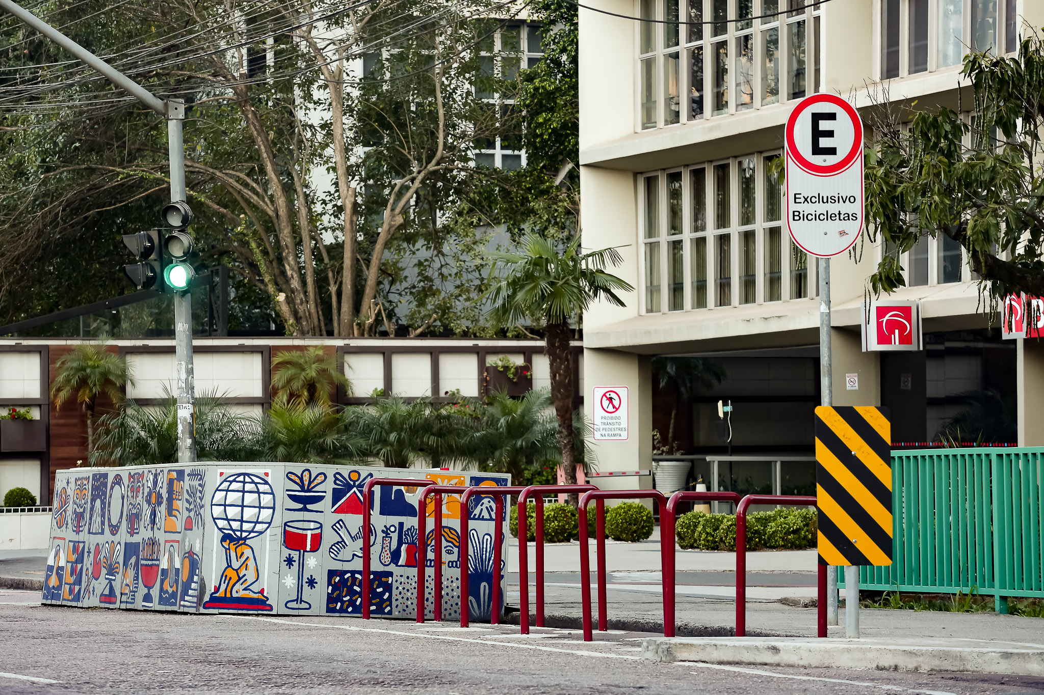 Vereador quer que bares e restaurantes possam usar vagas vivas em Curitiba