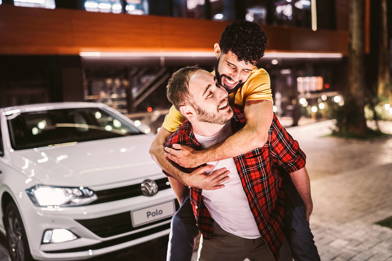 Casal de Curitiba sofre homofobia após participar de campanha da Volkswagen