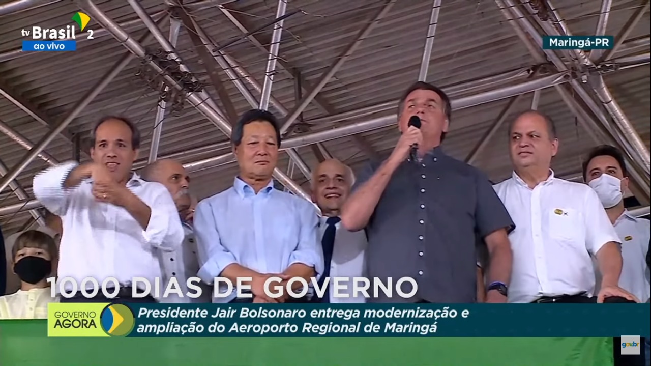 Bolsonaro foi a Maringá para fazer campanha, criticar passaporte da vacina e berrar "ihul" de cima de um caminhão