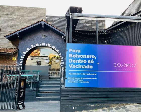 Prefeitura notifica Cosmos para que retire a placa "Fora Bolsonaro, dentro só vacinado" da fachada