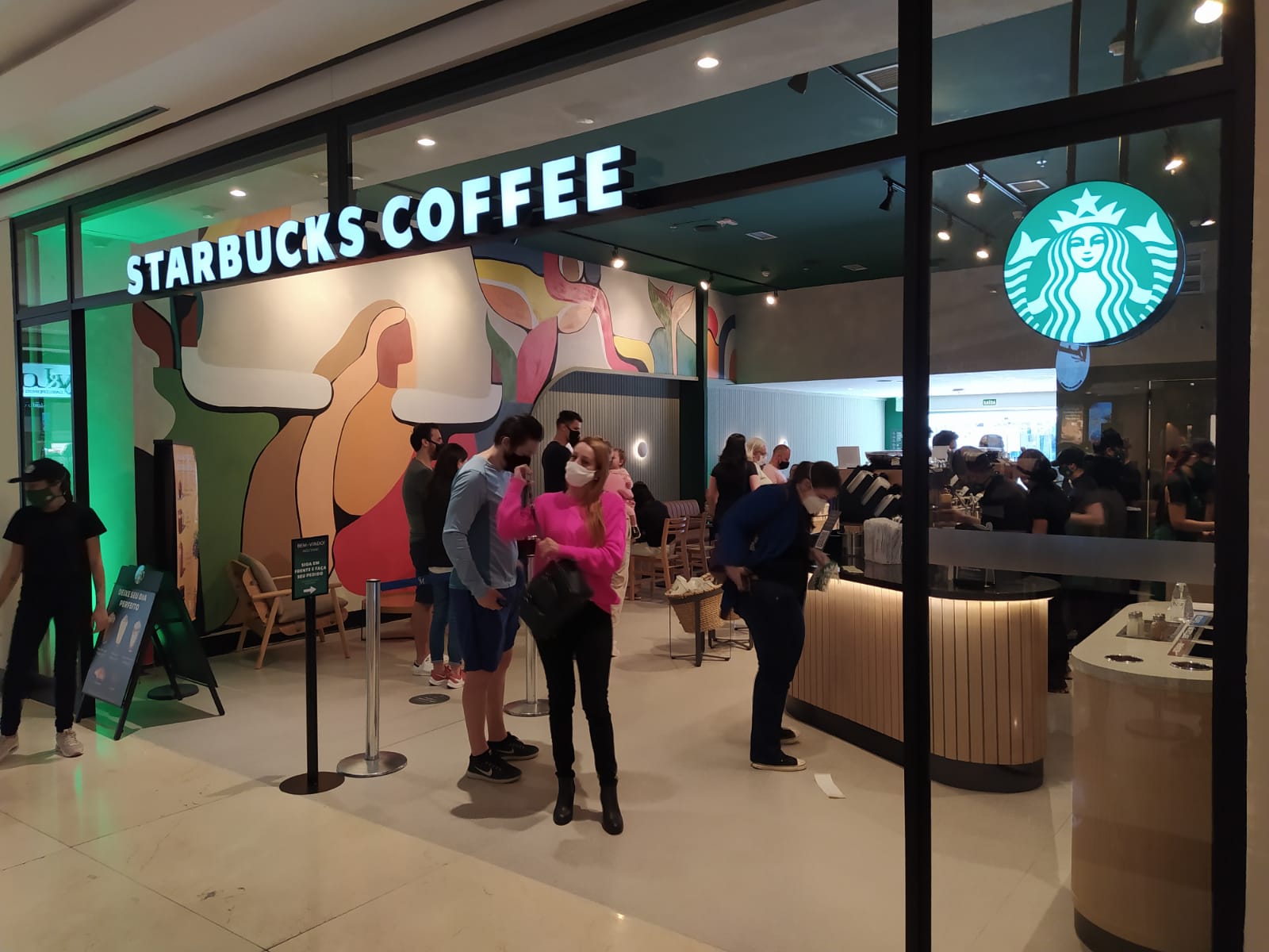 Fomos conhecer a primeira loja da Starbucks de Curitiba; veja fotos e vídeo