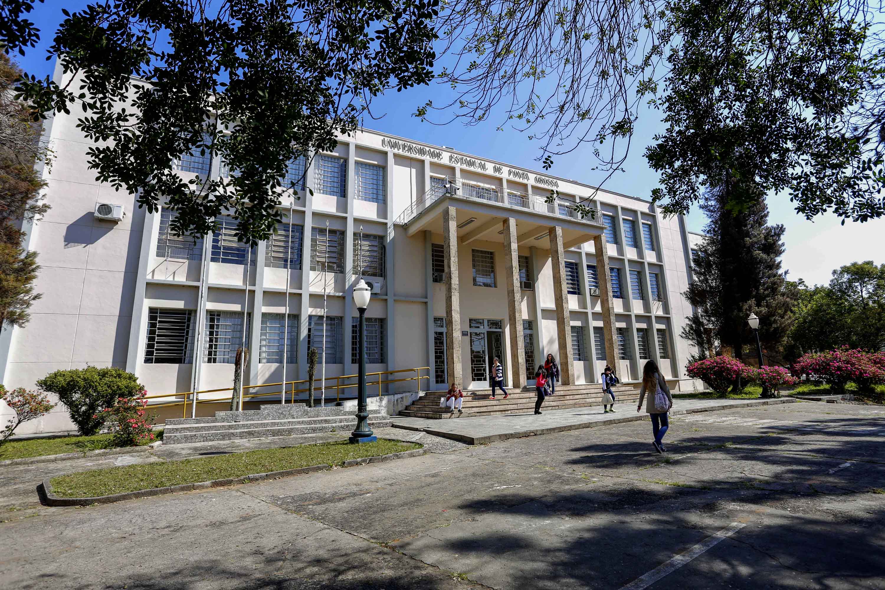 Alunos da UEPG citam expulsão de aluna na Bahia para cobrar posição em caso de racismo